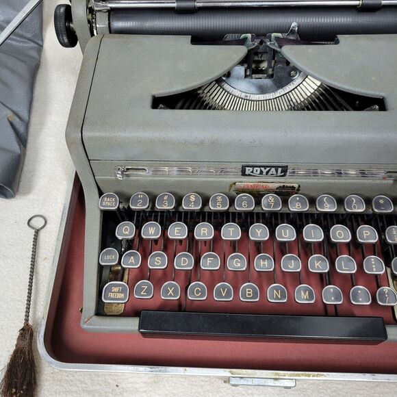Vintage Royal Typewriter Quiet De Luxe Gray Magic with Portable Case Mid Century - Picture 11 of 16